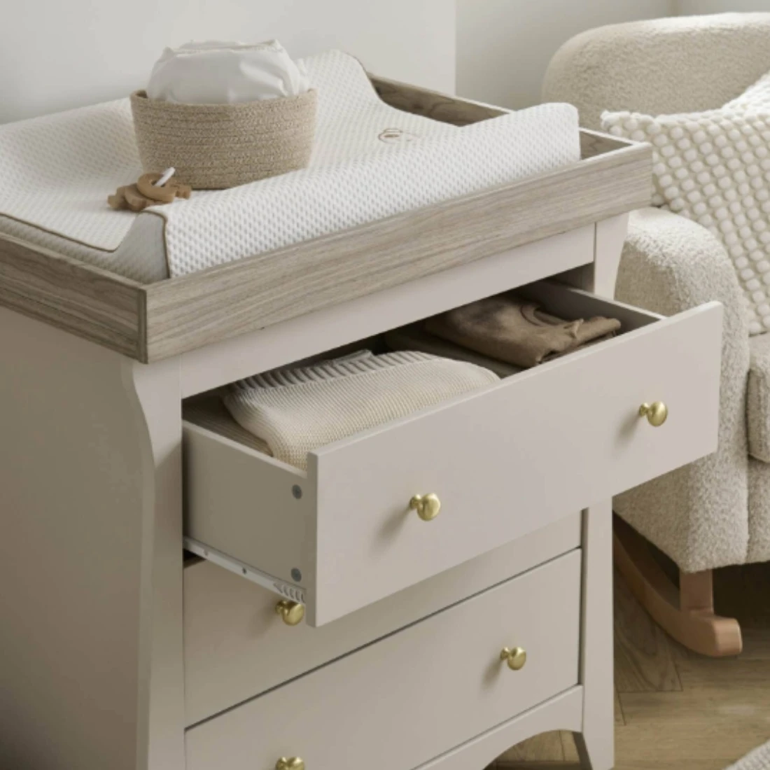 CuddleCo Clara 5 Piece Nursery Set/Shelf – Cashmere/Ash 3 CuddleCo Clara 5 Piece Nursery Set/Shelf – Cashmere/Ash - Image 3